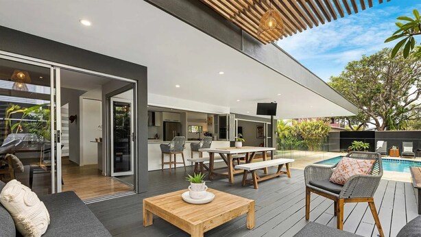 Outdoor dining - Luxury coastal retreat only 250m from the beach! (Tweed)