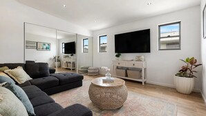 Smart TV - Luxury coastal retreat only 250m from the beach! (Tweed)