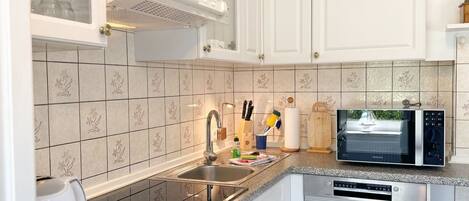 Frigorifero, microonde, forno, piano cottura