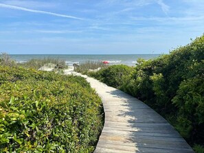 Beach nearby - 2nd Floor 1BR/2BA High Hammock Villa! Amenity access included (Seabrook Island)