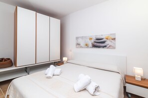 2 quartos, ferros/tábuas de passar roupa, roupa de cama