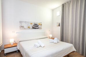 2 quartos, ferros/tábuas de passar roupa, roupa de cama