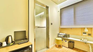 Basic Single Room, 1 Queen Bed | Living area