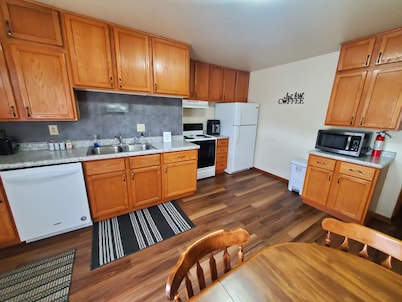 Cozy 3-bedroom condo with AC and WiFi in enjoyable Eau Claire