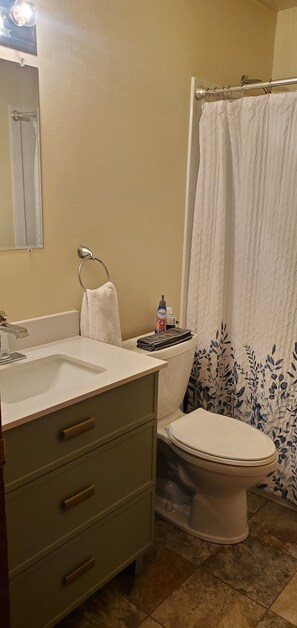 Shower, hair dryer, towels, soap - Cozy 3-bedroom condo with AC and WiFi in enjoyable Eau Claire (Eau Claire)