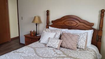 3 bedrooms, desk, iron/ironing board, free WiFi