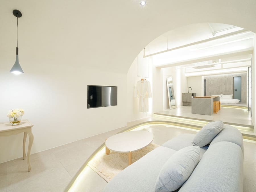 mo 201(Suite Room) | Premium bedding, individually decorated, individually furnished