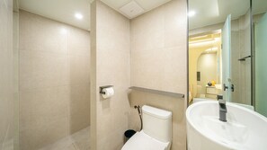 Habitación Deluxe (403) | Baño | Secador de pelo, albornoces, zapatillas y toallas