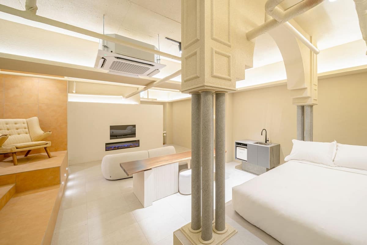 Süit (101 Party Room) | 1 yatak odası, kaliteli yatak takımı, ayrı ayrı dekore edilmiş