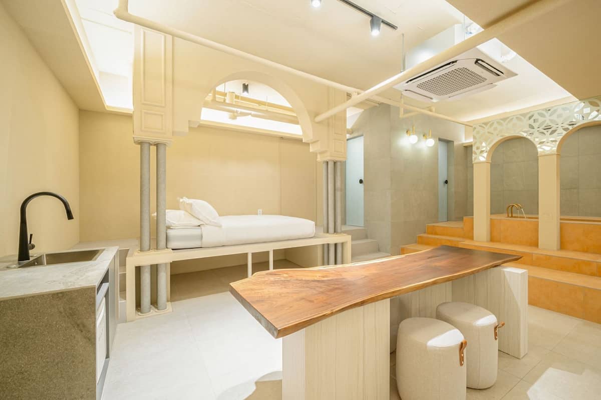 Süit (101 Party Room) | 1 yatak odası, kaliteli yatak takımı, ayrı ayrı dekore edilmiş