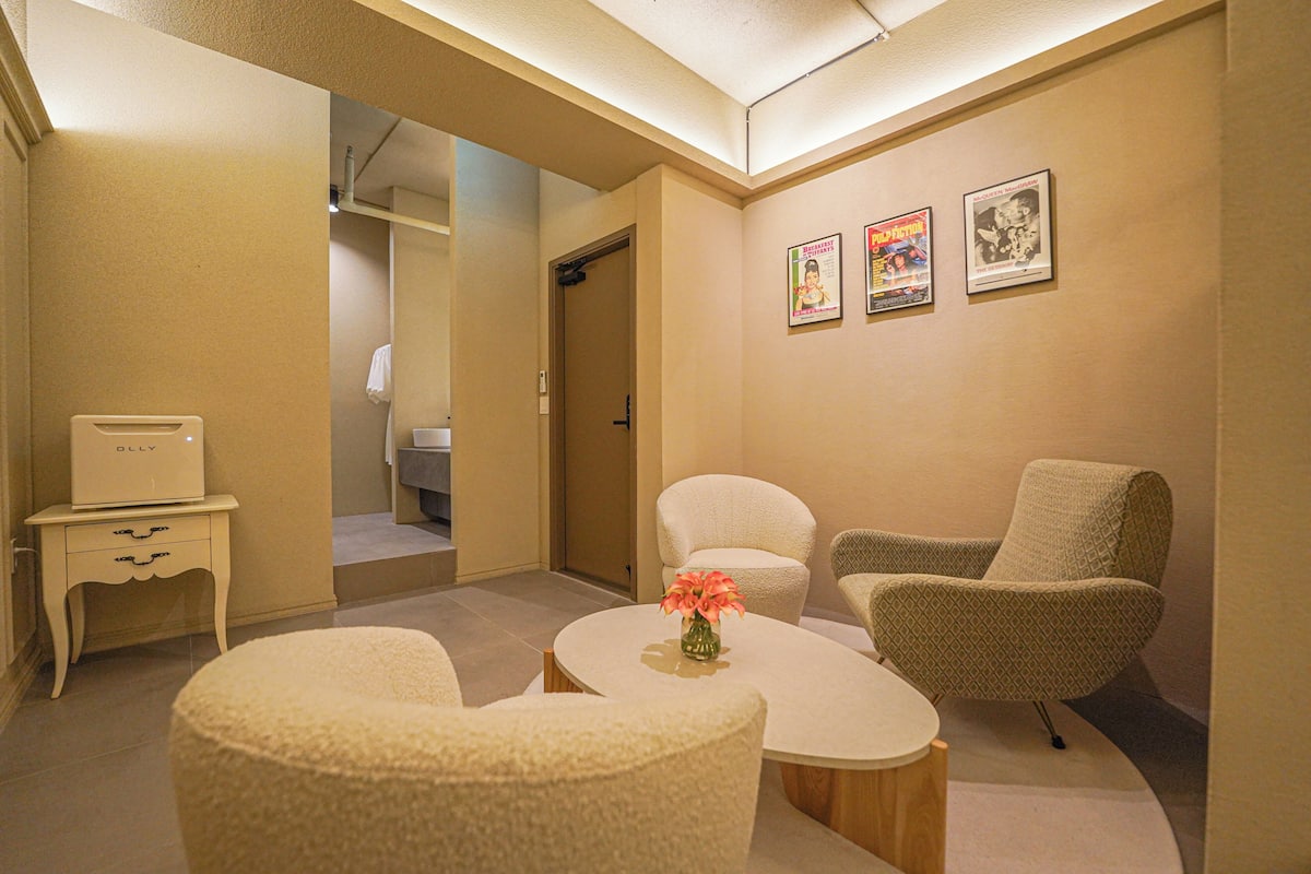 mo 402(Deluxe Room) | Oturma alanı | Kablolu TV kanalları bulunan 43 inç akıllı televizyon, Netflix