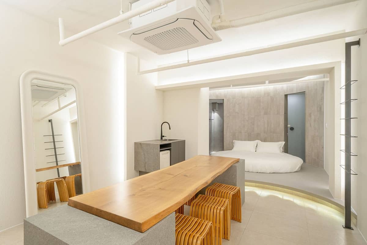 Premier Oda (201 Suite Room) | 1 yatak odası, kaliteli yatak takımı, ayrı ayrı dekore edilmiş