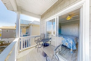Property grounds - Waterfront home in Cherry Grove with pool & marsh view, 4 blocks to beach (North Myrtle Beach)