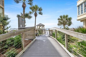 Terrace/patio - The Spyglass- 5 bed/3 bath, sleeps 14, 67 steps from the beach. (Destin)