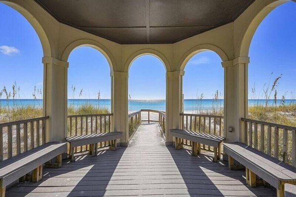 Terrace/patio - The Spyglass- 5 bed/3 bath, sleeps 14, 67 steps from the beach. (Destin)