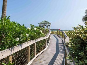 Property grounds - The Spyglass- 5 bed/3 bath, sleeps 14, 67 steps from the beach. (Destin)