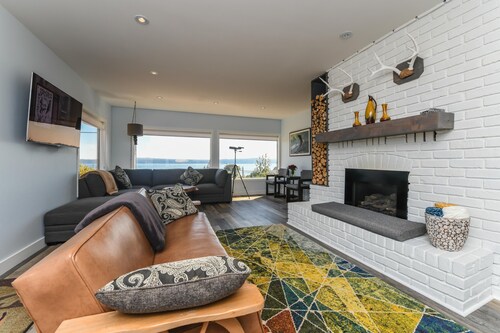 180 Water views + patios!