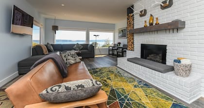 180 Water views + patios!