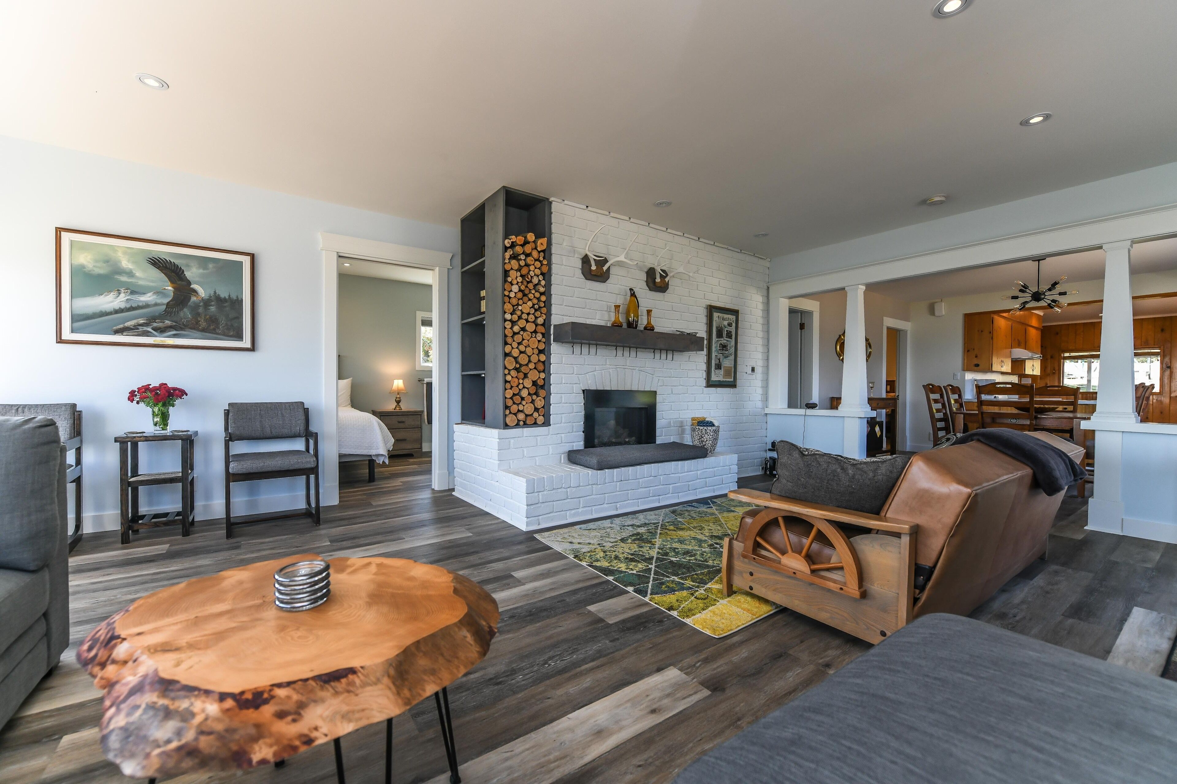 スマートテレビ、暖炉、書庫