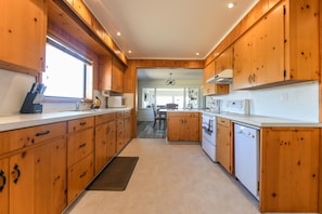 Fridge, microwave, oven, stovetop - 180 Water views + patios! (Union Bay)