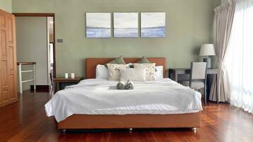 3 bedrooms, iron/ironing board, bed sheets