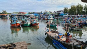 A marina with numerous boats docked, surrounded by buildings with various roof colors. - Beautiful Bungalow With Shared Outdoor Pool (Cha-am)