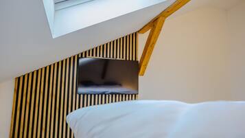 2 bedrooms, desk, WiFi