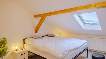 2 bedrooms, desk, WiFi