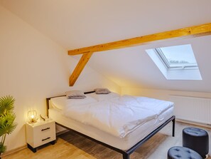 2 bedrooms, desk, WiFi