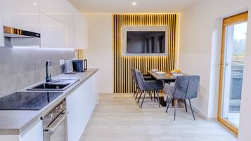 Kühlschrank, Mikrowelle, Ofen, Geschirrspüler