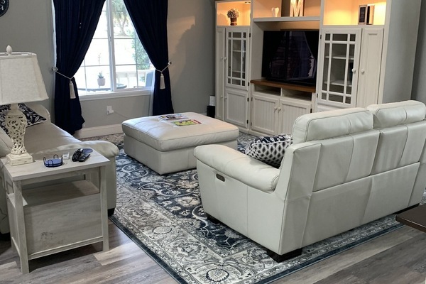 Televisie, een open haard en boeken