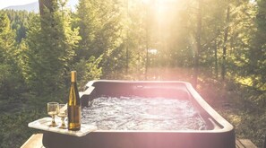 Outdoor spa tub - Cozy The Shed Cabin at The Hohnstead Glamping near Missoula, Montana (Potomac)
