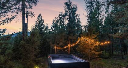 Cozy The Shed Cabin at The Hohnstead Glamping near Missoula, Montana