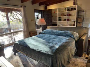 1 habitación, escritorio, tabla de planchar con plancha y cuna de viaje 