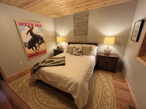 2 bedrooms, iron/ironing board, internet, bed sheets