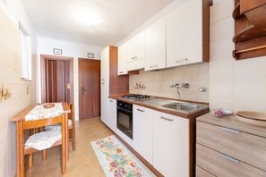 Refrigerador, horno y comedor 