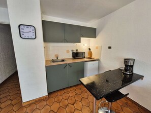 Fridge, microwave, oven, cookware/dishes/utensils