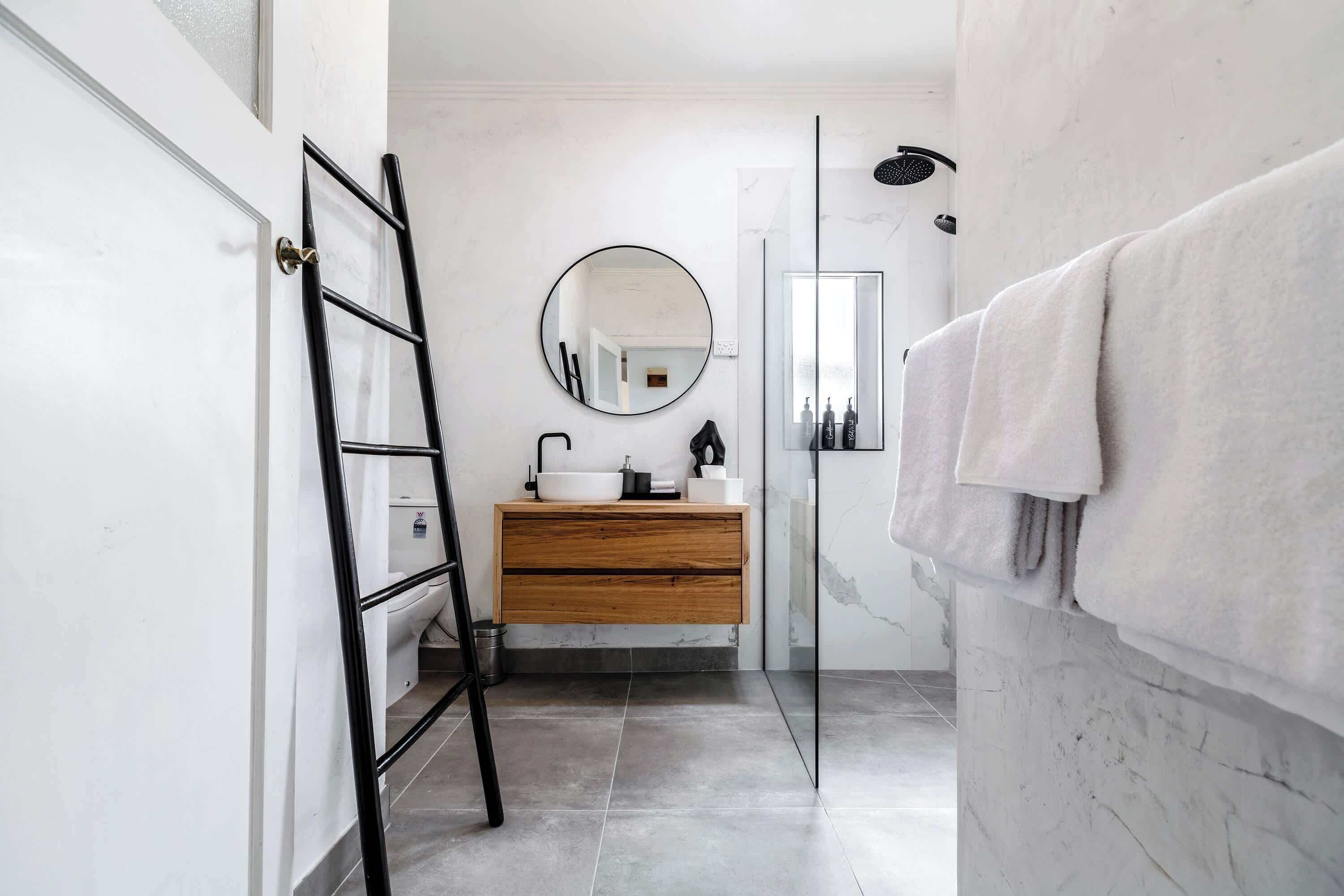 Douche, sèche-cheveux, shampoing