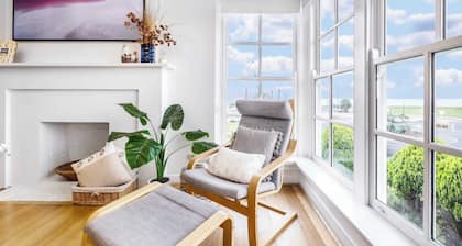Historic beachfront apartment with bay views