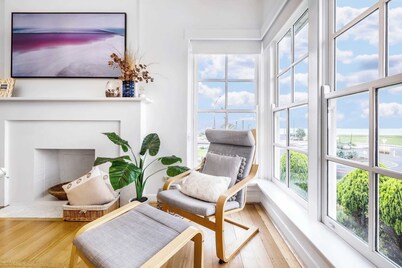 Historic beachfront apartment with bay views