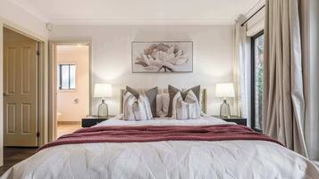 4 bedrooms, iron/ironing board, WiFi, bed sheets