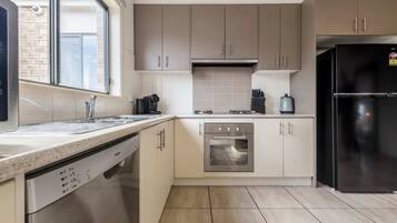 Kylskåp, mikrovågsugn, ugn och spishäll