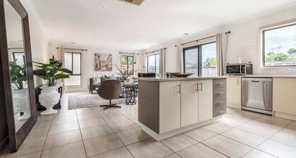 VAQUAY Provence In South Morang | Charming Provincial 4BR Family Retreat