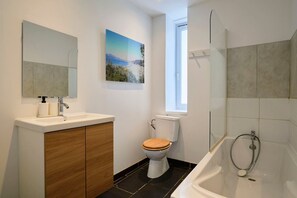 シャワー、ヘアドライヤー、タオル