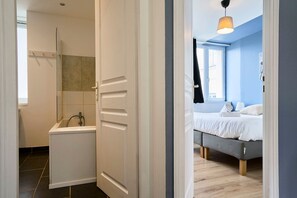 1 室のベッドルーム、デスク、インターネット、ベッドシーツ