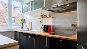 Een koelkast, een microgolfoven, een oven, een kookplaat