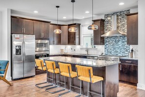 Fridge, microwave, oven, stovetop - East Nash•3mi to DT•Rooftop•Hot Tub•Walk 2 Bars (Nashville)