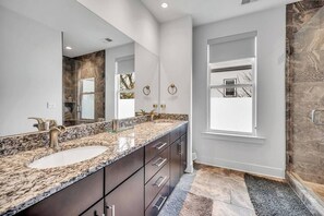 Regadera, secadora de cabello, toallas 