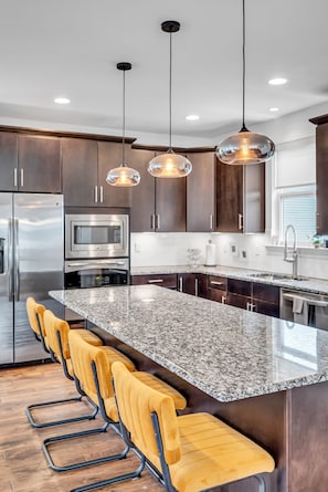 Fridge, microwave, oven, stovetop - East Nash•3mi to DT•Rooftop•Hot Tub•Walk 2 Bars (Nashville)