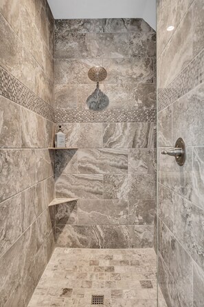 Dusche, Haartrockner, Handtücher, Shampoo